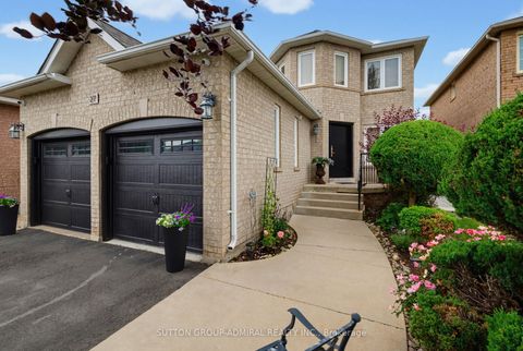 Photo 2 at 27 Pine Hollow Crescent, Maple, Vaughan