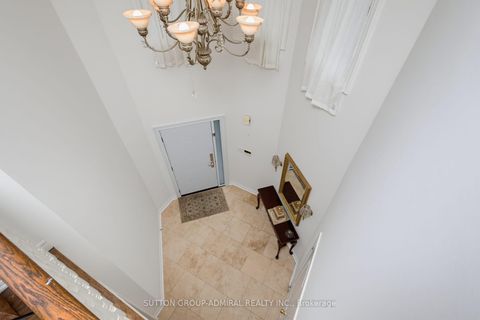 Photo 4 at 27 Pine Hollow Crescent, Maple, Vaughan