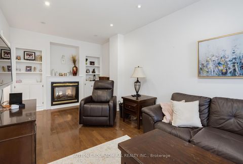Photo 7 at 27 Pine Hollow Crescent, Maple, Vaughan