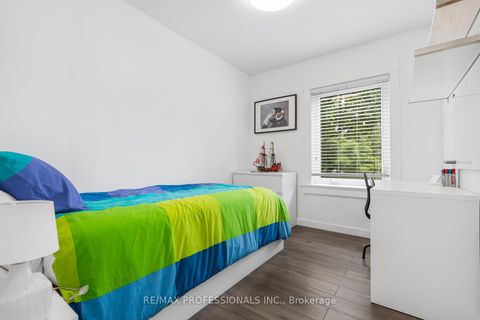 Photo 19 at 52 Third Street, New Toronto, Toronto