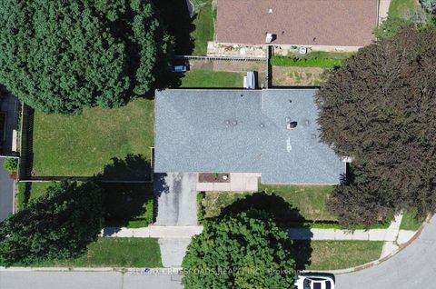 Photo 9 at 10 Gillbank Crescent S, Morningside, Toronto