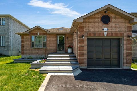 Photo 1 at 17 Benjamin Lane, Painswick South, Barrie