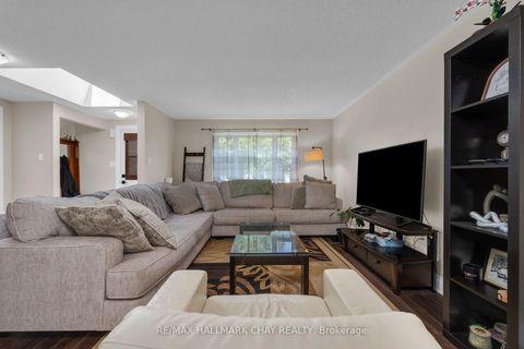 Photo 7 at 17 Benjamin Lane, Painswick South, Barrie