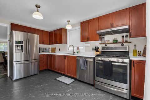 Photo 13 at 17 Benjamin Lane, Painswick South, Barrie