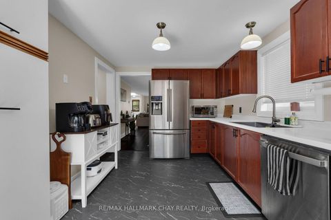 Photo 14 at 17 Benjamin Lane, Painswick South, Barrie