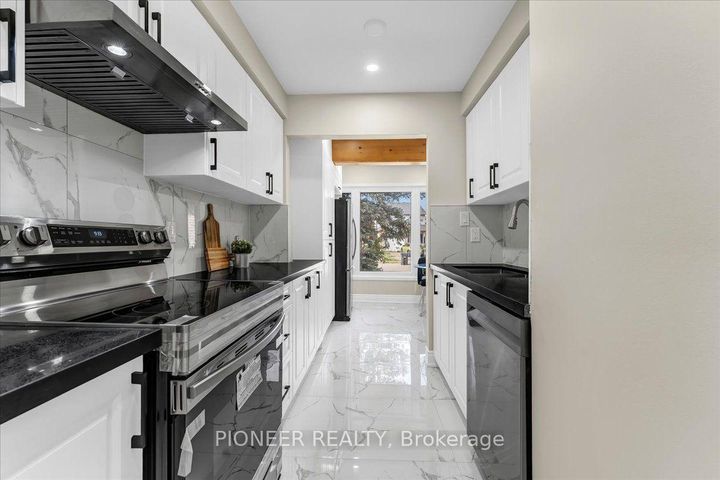 Photo 11 at 22 Wolverton Crescent, Central Park, Brampton