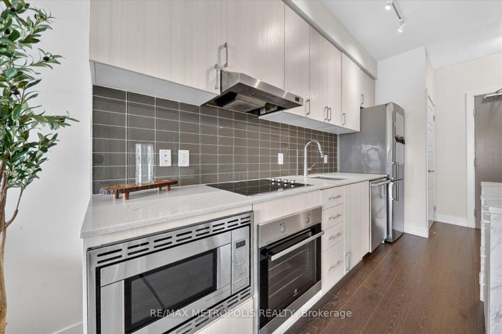 Photo 2 at 619 - 7 Kenaston Gardens, Bayview Village, Toronto