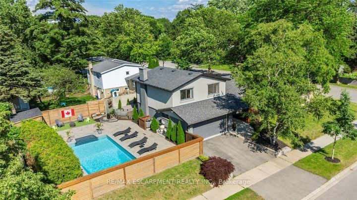 Photo 2 at 134 Fairwood Place W, Bayview, Burlington