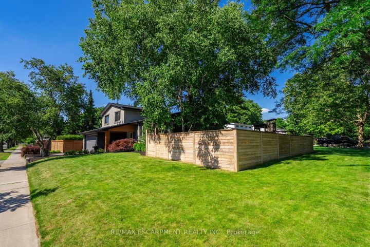 Photo 3 at 134 Fairwood Place W, Bayview, Burlington