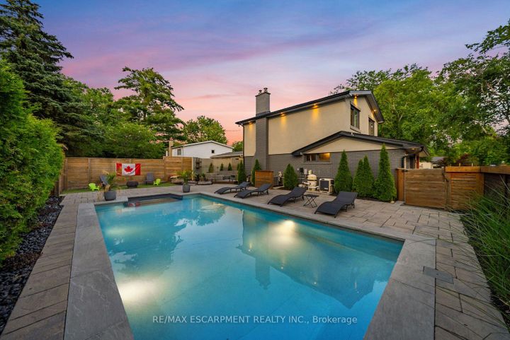 Photo 4 at 134 Fairwood Place W, Bayview, Burlington