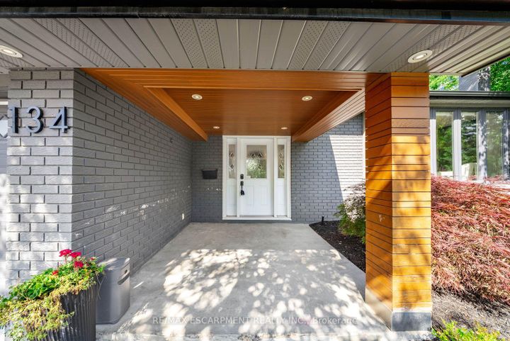 Photo 5 at 134 Fairwood Place W, Bayview, Burlington