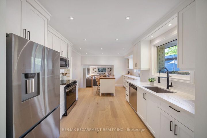 Photo 12 at 134 Fairwood Place W, Bayview, Burlington