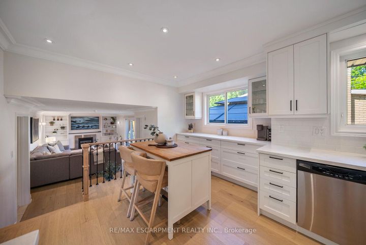 Photo 13 at 134 Fairwood Place W, Bayview, Burlington