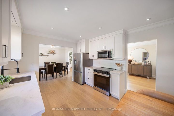 Photo 14 at 134 Fairwood Place W, Bayview, Burlington