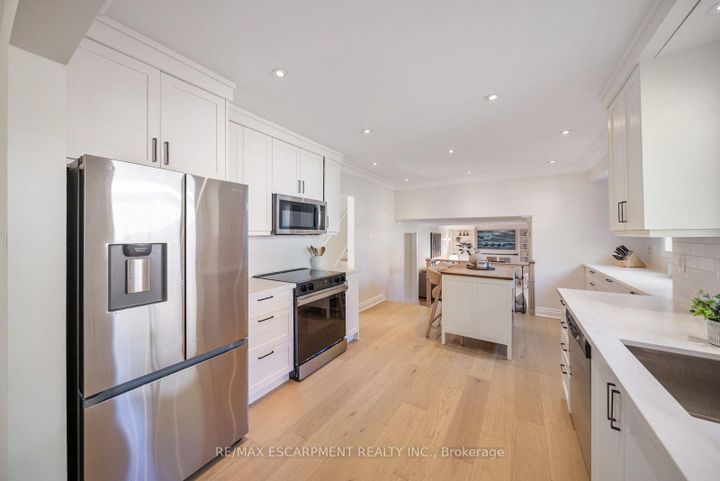 Photo 15 at 134 Fairwood Place W, Bayview, Burlington
