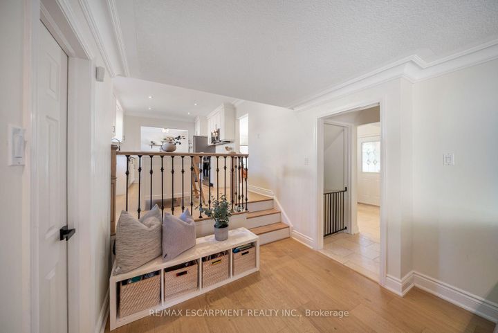 Photo 16 at 134 Fairwood Place W, Bayview, Burlington