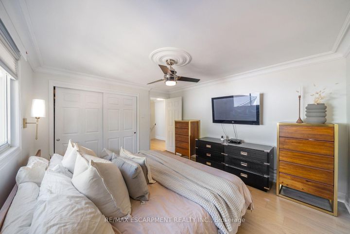 Photo 23 at 134 Fairwood Place W, Bayview, Burlington
