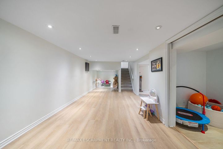Photo 30 at 134 Fairwood Place W, Bayview, Burlington