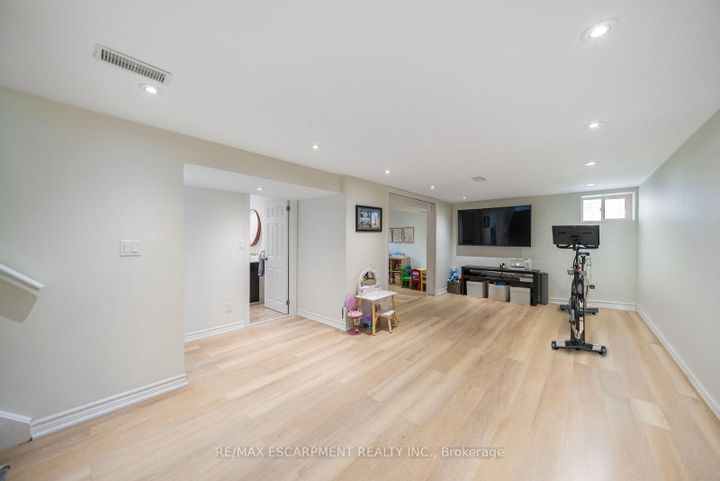 Photo 31 at 134 Fairwood Place W, Bayview, Burlington