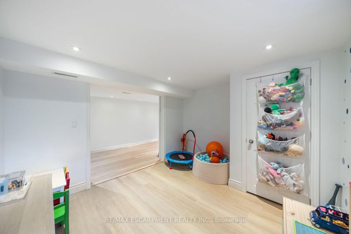 Photo 33 at 134 Fairwood Place W, Bayview, Burlington