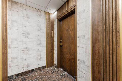 Photo 4 at 402 - 1 Maison Parc Court, Lakeview Estates, Vaughan