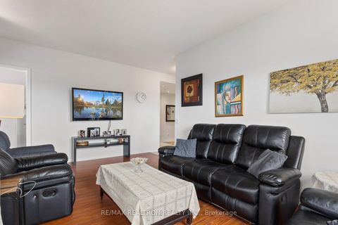 Photo 7 at 402 - 1 Maison Parc Court, Lakeview Estates, Vaughan