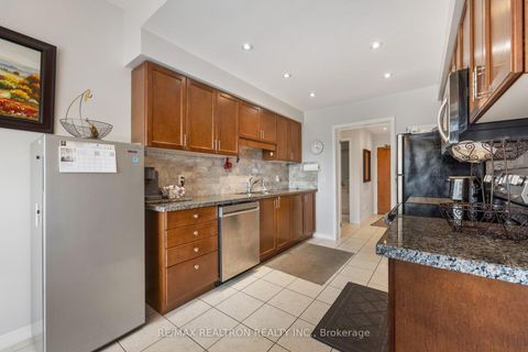 Photo 8 at 402 - 1 Maison Parc Court, Lakeview Estates, Vaughan