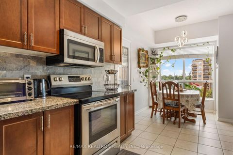 Photo 10 at 402 - 1 Maison Parc Court, Lakeview Estates, Vaughan