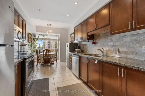 Photo 11 at 402 - 1 Maison Parc Court, Lakeview Estates, Vaughan