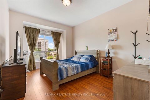Photo 12 at 402 - 1 Maison Parc Court, Lakeview Estates, Vaughan