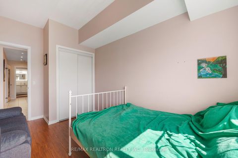 Photo 16 at 402 - 1 Maison Parc Court, Lakeview Estates, Vaughan