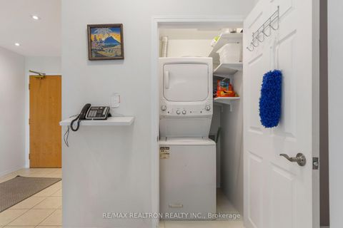 Photo 23 at 402 - 1 Maison Parc Court, Lakeview Estates, Vaughan