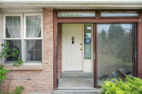 Photo 4 at 39 Newington Crescent, West Deane, Toronto
