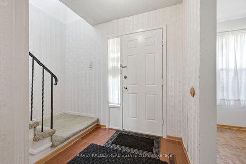 Photo 5 at 39 Newington Crescent, West Deane, Toronto