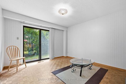 Photo 8 at 39 Newington Crescent, West Deane, Toronto
