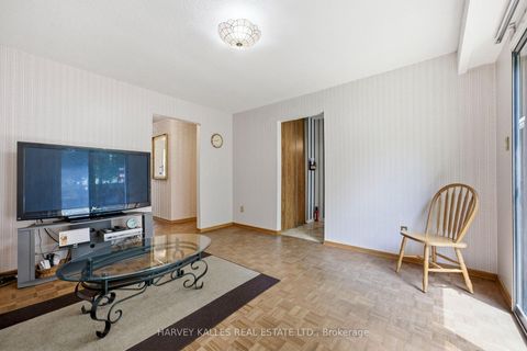 Photo 9 at 39 Newington Crescent, West Deane, Toronto