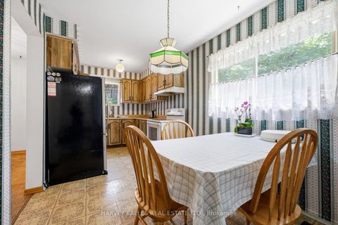 Photo 10 at 39 Newington Crescent, West Deane, Toronto