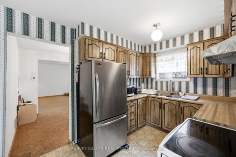 Photo 11 at 39 Newington Crescent, West Deane, Toronto
