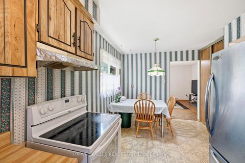 Photo 12 at 39 Newington Crescent, West Deane, Toronto