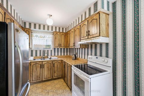 Photo 13 at 39 Newington Crescent, West Deane, Toronto