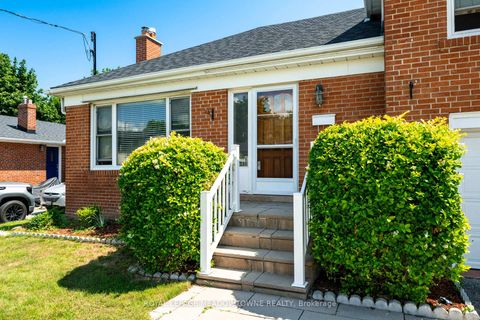 Photo 2 at 5 Boreal Road, Markland Wood, Toronto