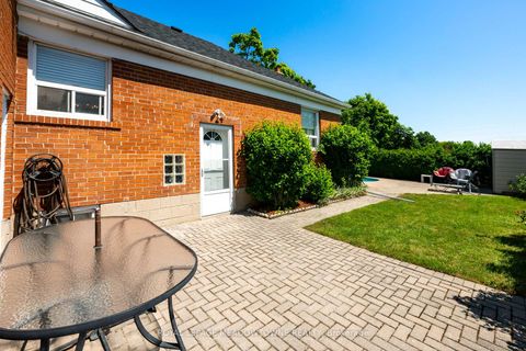 Photo 4 at 5 Boreal Road, Markland Wood, Toronto