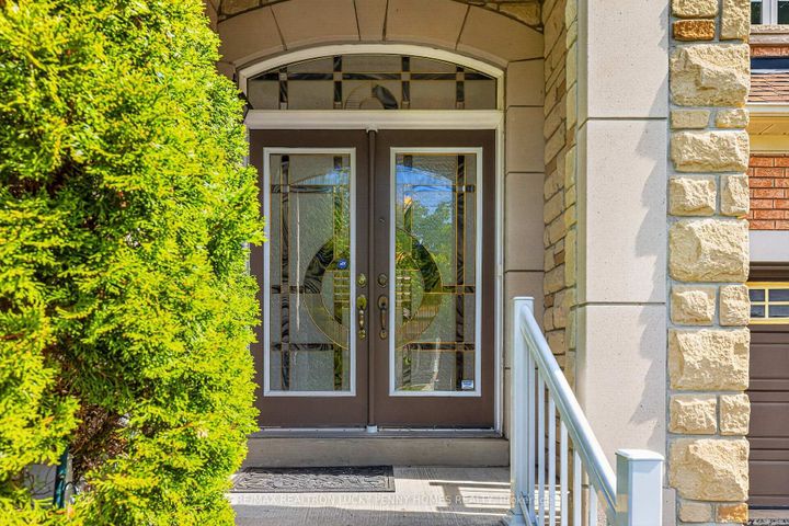 Photo 5 at 17 Coral Cove Court, Greensborough, Markham