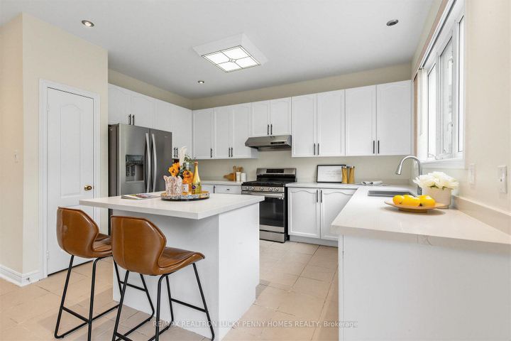 Photo 22 at 17 Coral Cove Court, Greensborough, Markham