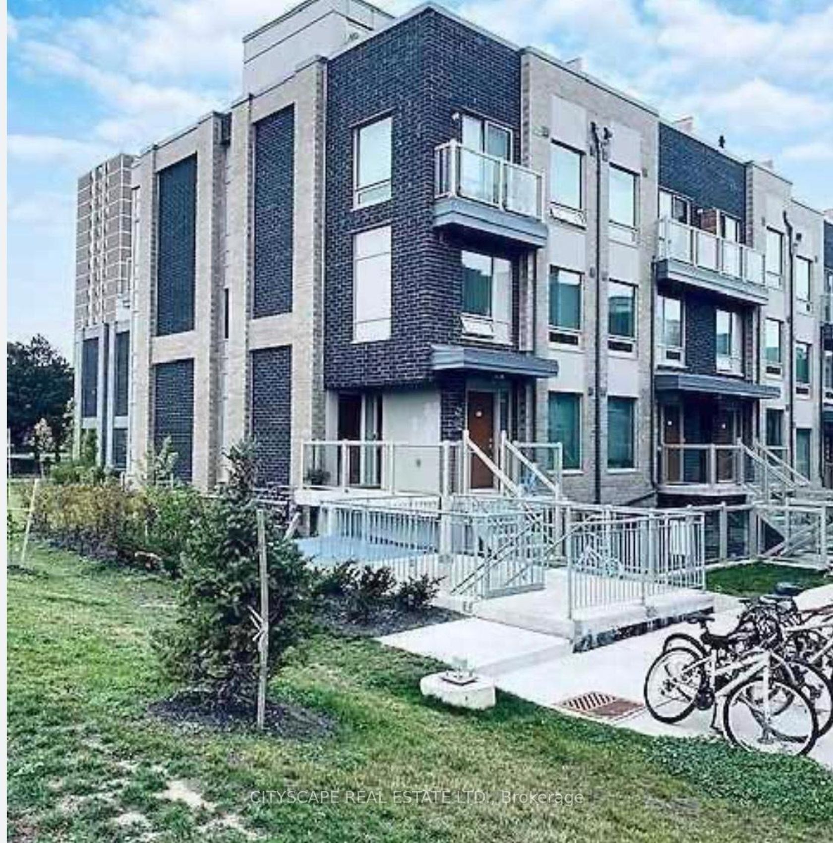 213 - 7 Applewood Lane, Etobicoke West Mall, Toronto photo 2