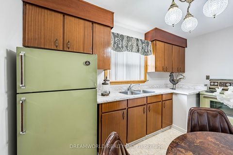Photo 12 at 53 Compton Crescent, CFB, Toronto