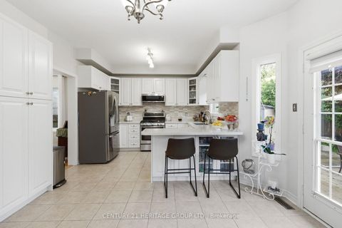 Photo 9 at 21 Silvercreek Crescent, Ardagh, Barrie