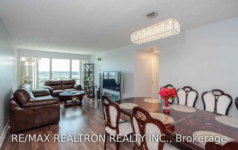 Photo 10 at 910 - 8 Lee Centre Drive, Woburn, Toronto