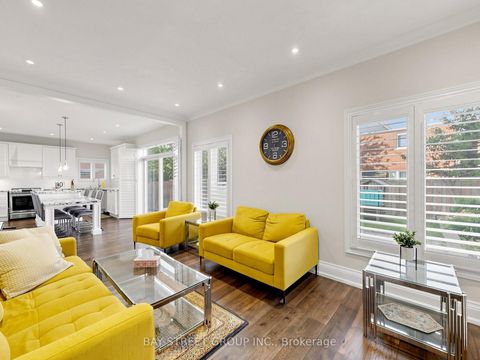 Photo 5 at 27 Wagon Wheel Crescent, Jefferson, Richmond Hill