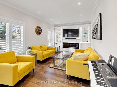 Photo 6 at 27 Wagon Wheel Crescent, Jefferson, Richmond Hill